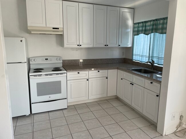 Recently remodeled kitchen - 7617 De Longpre Ave Unit 1