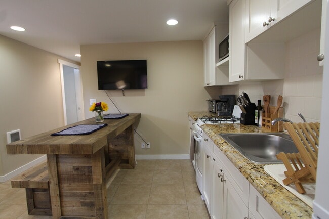 Photo - 806 Bayview Dr Unit Lower