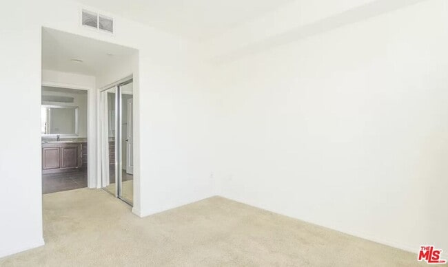 Photo - 11925 Kling St