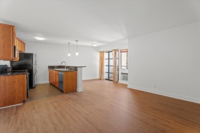 Building Photo - 10982 Roebling Ave Unit 557