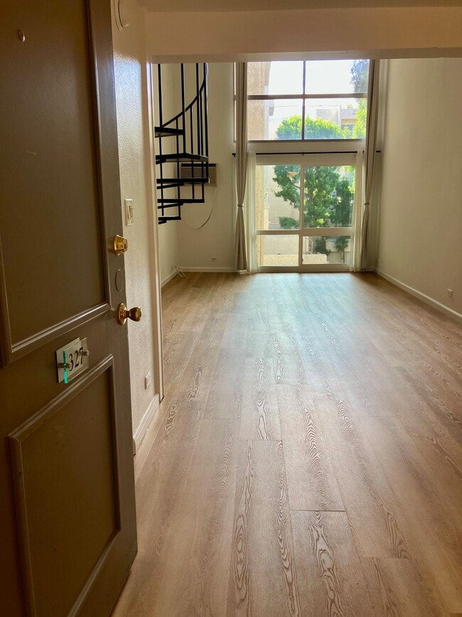 Building Photo - 1440 Veteran Ave Unit 327