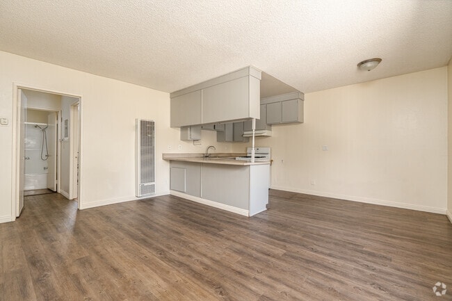1BR, 1BA - 546SF - Living Room - 10210 Mountair Ave