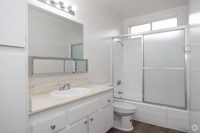 1BR - 1BA - 845SF - Bathroom - Orange Plaza