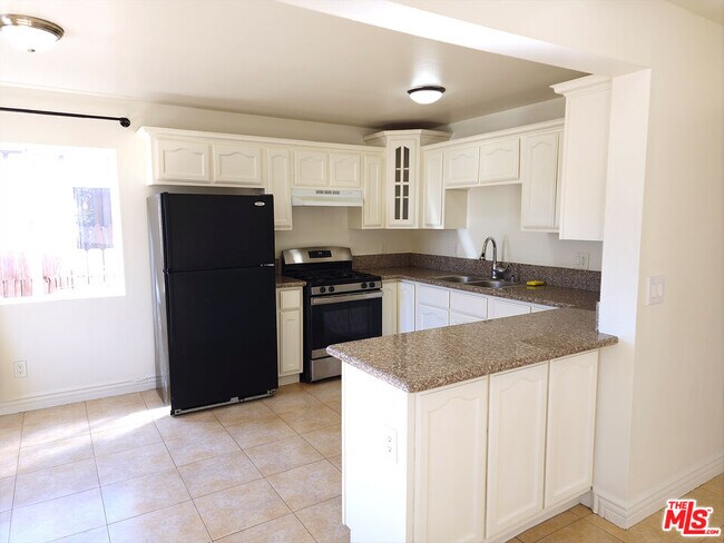 Photo - 819 E 73rd St