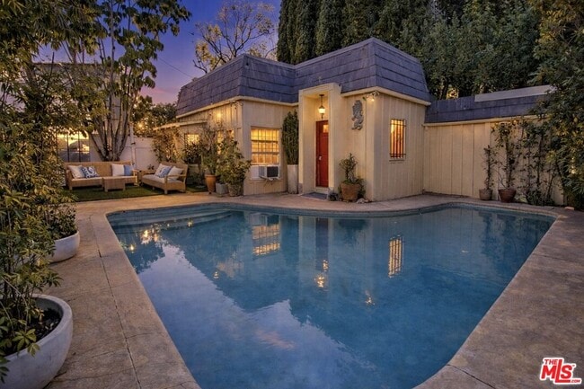 Building Photo - 8998 Lloyd Pl