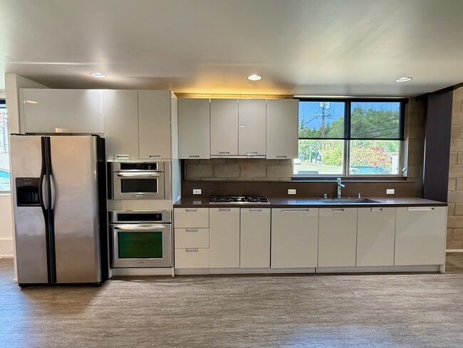 Full Kitchen - 530 N Larchmont Blvd Unit 3