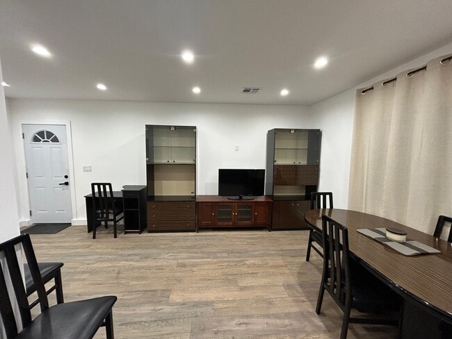 Building Photo - 9057 Forbes Ave Unit 9057