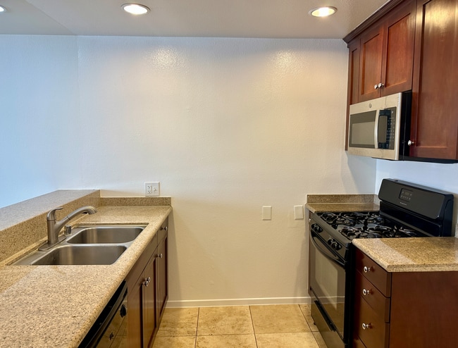 Building Photo - Beautiful Renovated 1 Bed/1 Bath Condo with Many Upgrades! Pool & Gym on Site! Central AC!