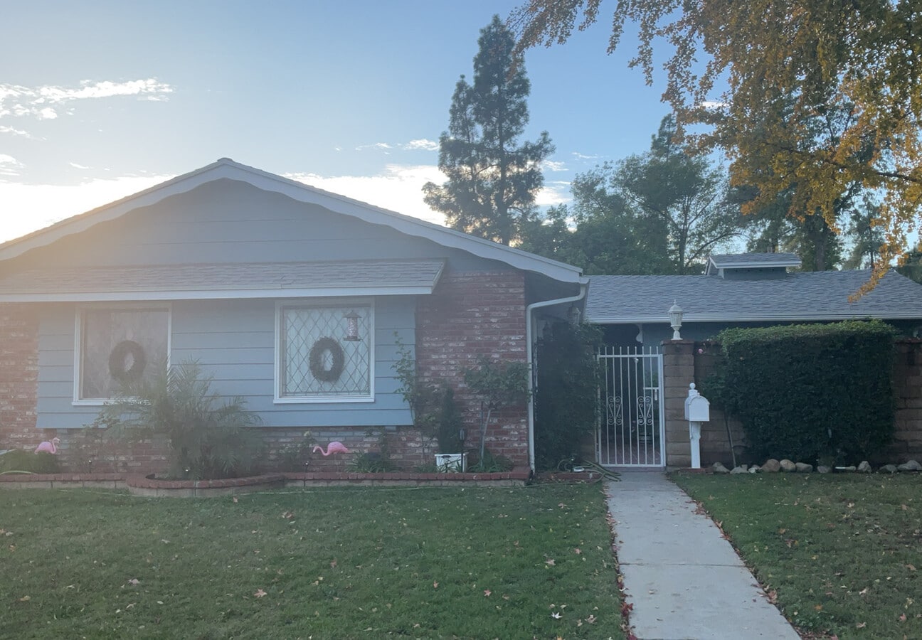 Photo - 10927 Woodley Ave