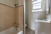1BR, 1BA - 700SF - Bathroom - Park Manor