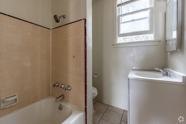 1BR, 1BA - 700SF - Bathroom - Park Manor