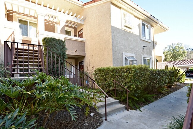 Great Upstairs 2BD Condo with washer/drye... - Great Upstairs 2BD Condo with washer/drye...