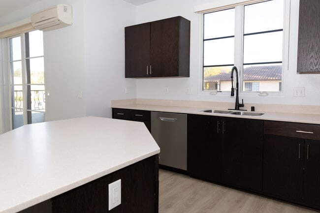 Photo - Santa Clara Courts