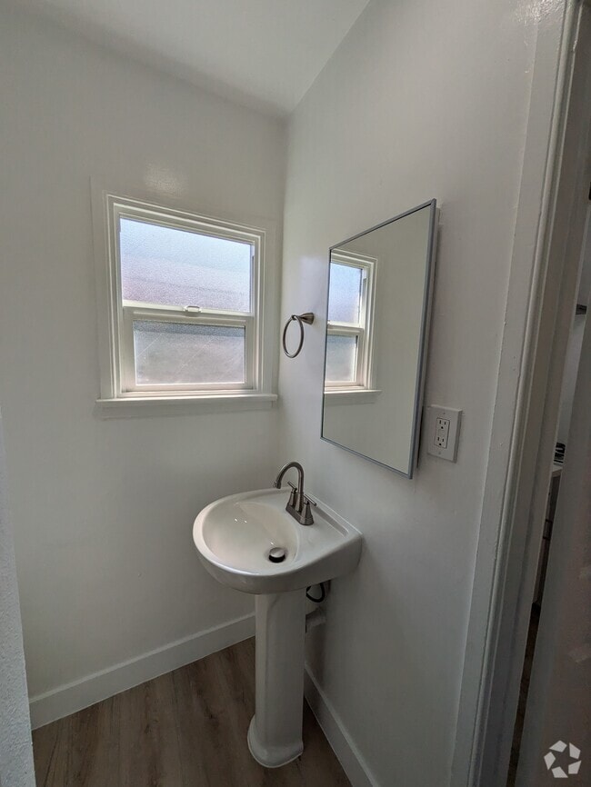 Building Photo - 4237 S Centinela Ave Unit 4237 half Rental