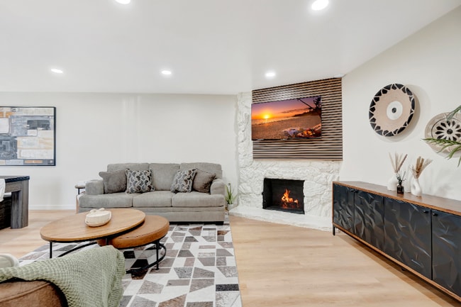 Building Photo - 1676 W Orangewood Ave