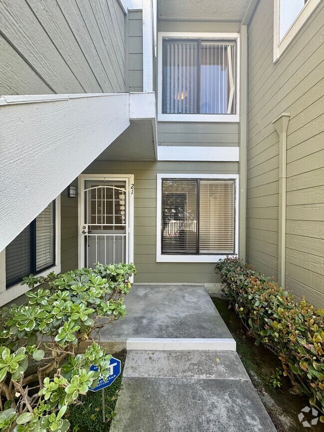 Building Photo - 2 Bedroom, Newly Renovated Beautiful Condo...
