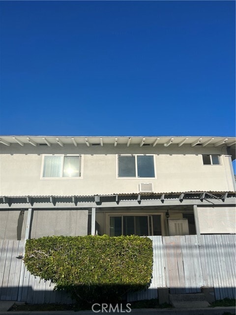 Building Photo - 305 N Acacia Ave Unit B