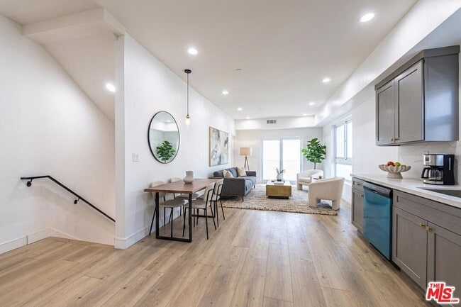 Photo - 5434-5434 Romaine St