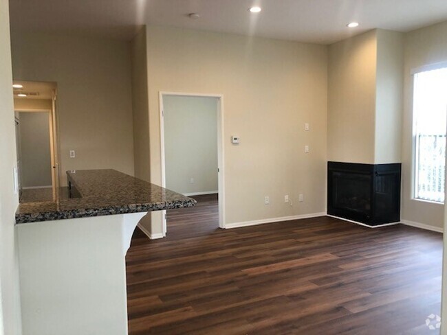 Building Photo - Mid Town Ventura Upstairs 2+2 Apartment Unit 2991 Loma Vista Rd #2