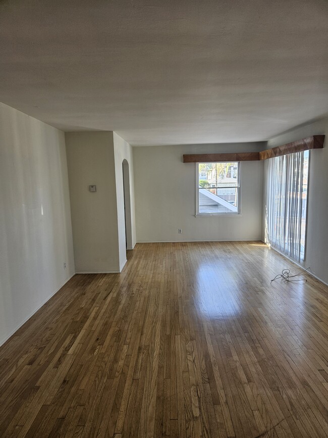 living room - 1204 Bonnie Brae St Unit Bonnie Brea