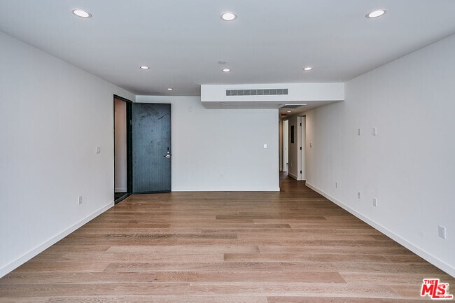 Building Photo - 328 N Maple Dr Unit 205 Rental