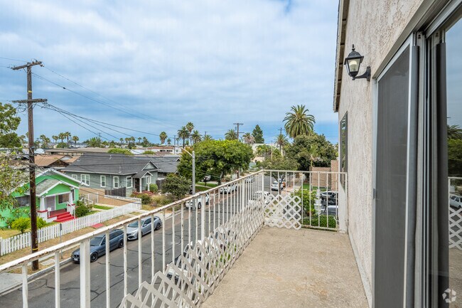 2BR, 2BA - 700SF - Balcony - 1636 E 6th St.