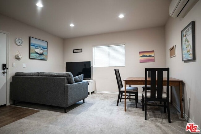 Photo - 306 E 36th St