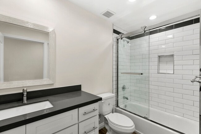 Photo - 3 Bedroom & 2.5 Bathroom Townhome with 2 Car Garage & Laundry