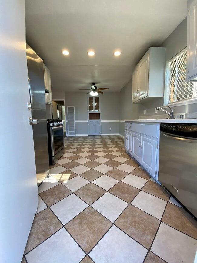Photo - 2037 Lime Ave