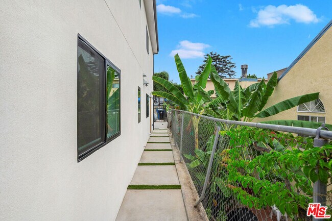 Photo - 726 Robinson St