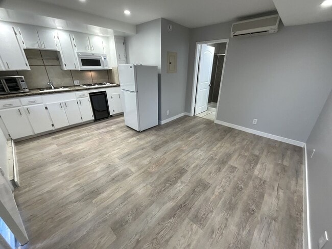 Photo - Studio Apartment - Parking included-Open House Tuesday at 5pm Unit 814-B2- single