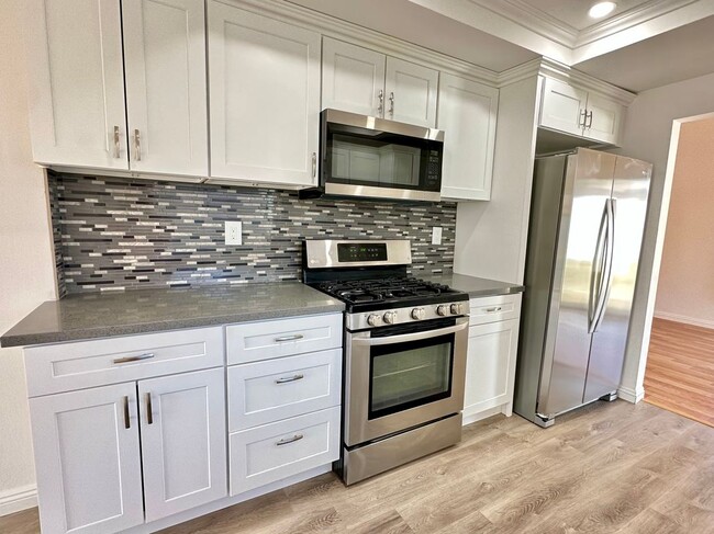 Photo - 45202 Pickford Ave