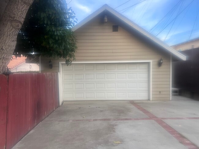 Building Photo - 1367 W 12th St Unit B