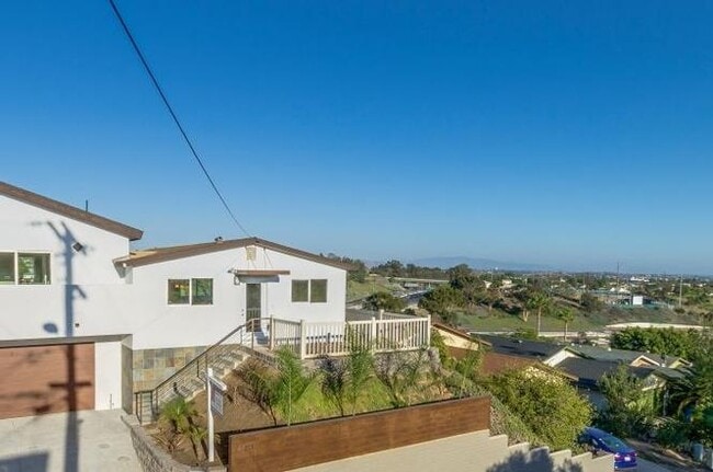 Private on a hill with no other homes looking in - 2491 Haller St House Unit 2491 Haller St