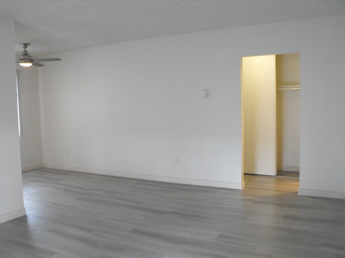 Floor Plan - 1 Bedroom - E Floorplan - with Balcony