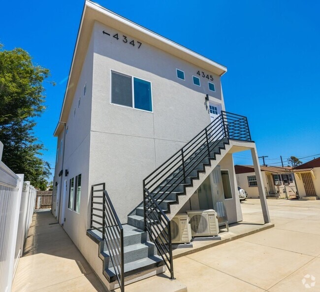 Building Photo - Brand New Upstairs 1 Bed 1 Bath! Convenien... Unit 6 Rental