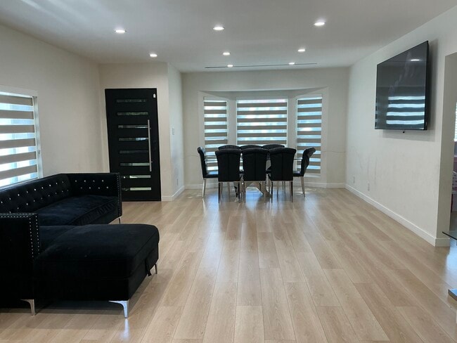 Photo - 8561 Kyle St