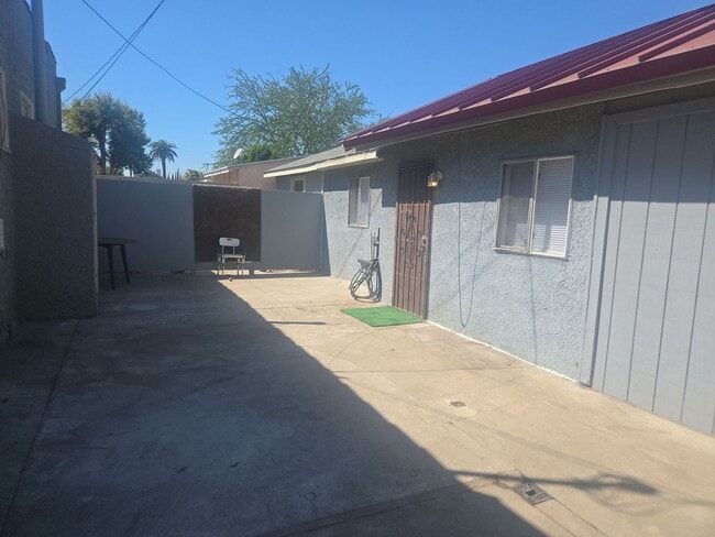 Building Photo - Must see this Large  one bedrom one bath  ADU home with availalbe off street parking.
