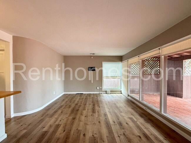 Photo - 3382 52nd St