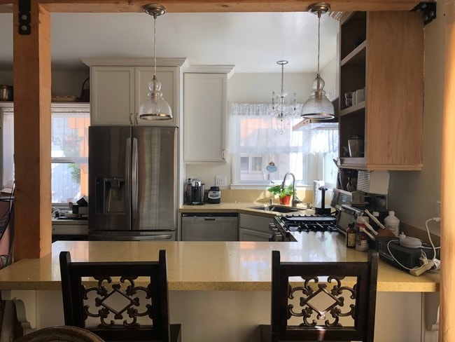 Kitchen Bar Island - 2821 W Clark Ave