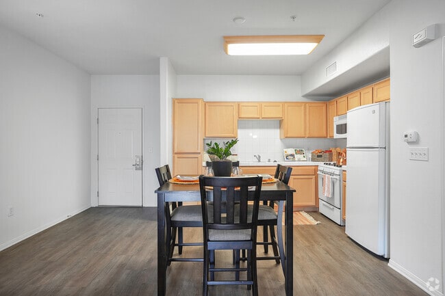 1BR, 1BA - 792SF - Dining Area - Hilltop at Winchester Creek