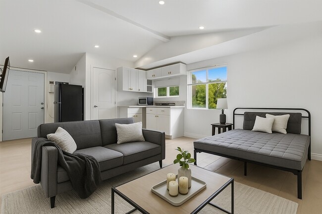 Building Photo - 5718 Comanche Ave Unit 1