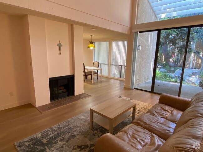 Building Photo - Irvine: 2-story townhome with attached 2 c...