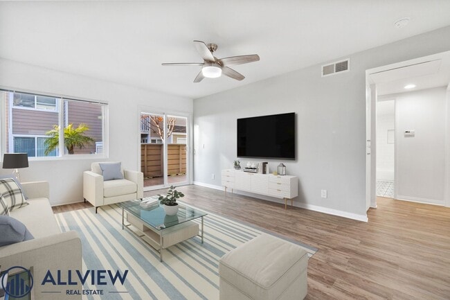 Building Photo - Remodeled 2 Bed, 2 Bath Condo with Ocean V...