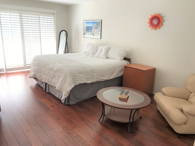 Extra-large master bedroom - 2308 Schader Dr Unit 109