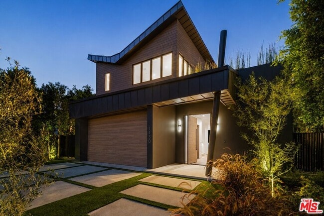 Photo - 1130 N Poinsettia Pl