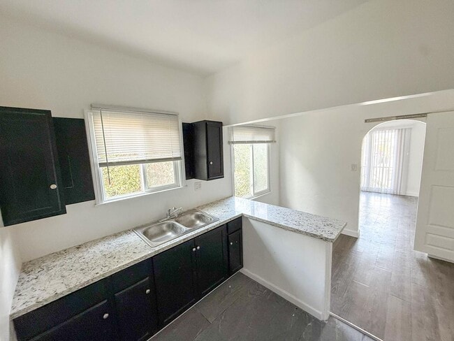 Building Photo - 612 57th St Unit 612 1/2