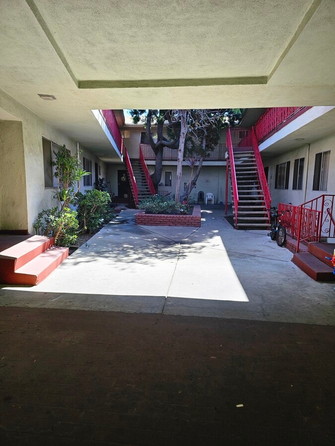 Photo - 404 E Hyde Park Blvd