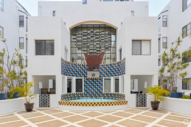 Building - 600 Front Apartments