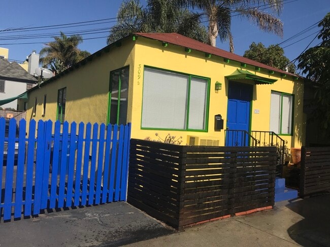 entrance through gate to private apt. in rear - 309 N Venice Blvd Unit REAR